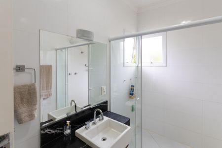 Casa de condomínio para alugar com 240m², 4 quartos e 5 vagas Casa de condomínio para alugar com 240m², 4 quartos e 5 vagasBanheiro da Suíte 1