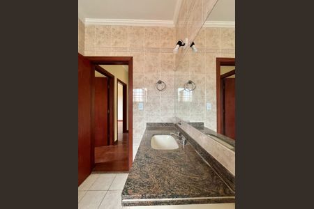 Casa à venda com 278m², 4 quartos e 3 vagas Casa à venda com 278m², 4 quartos e 3 vagasBanheiro