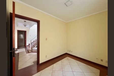 Casa à venda com 278m², 4 quartos e 3 vagas Casa à venda com 278m², 4 quartos e 3 vagasEscritório