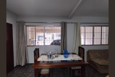 Casa à venda com 130m², 8 quartos e 2 vagas Casa à venda com 130m², 8 quartos e 2 vagasSala