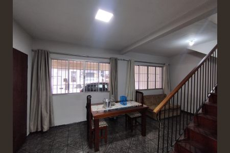 Casa à venda com 130m², 8 quartos e 2 vagas Casa à venda com 130m², 8 quartos e 2 vagasSala