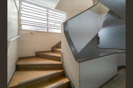 Apartamento à venda com 77m², 2 quartos e sem vaga Apartamento à venda com 77m², 2 quartos e sem vagaEscada