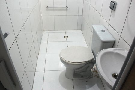 Banheiro de kitnet/studio para alugar com 1 quarto, 40m² em Bom Retiro, Santos