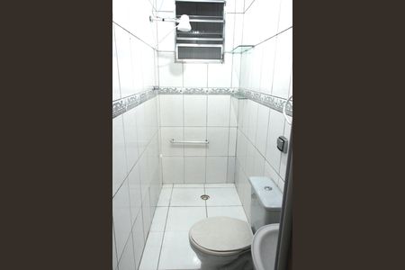 Banheiro de kitnet/studio para alugar com 1 quarto, 40m² em Bom Retiro, Santos