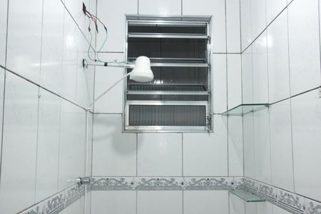 Banheiro de kitnet/studio para alugar com 1 quarto, 40m² em Bom Retiro, Santos