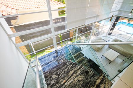 Casa para alugar com 370m², 4 quartos e 4 vagasEscada