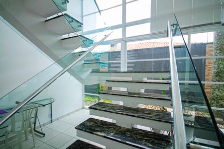 Casa para alugar com 370m², 4 quartos e 4 vagasEscada