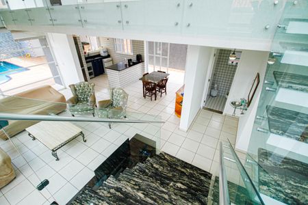 Casa para alugar com 370m², 4 quartos e 4 vagasEscada