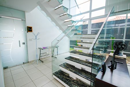 Casa para alugar com 370m², 4 quartos e 4 vagasEscada