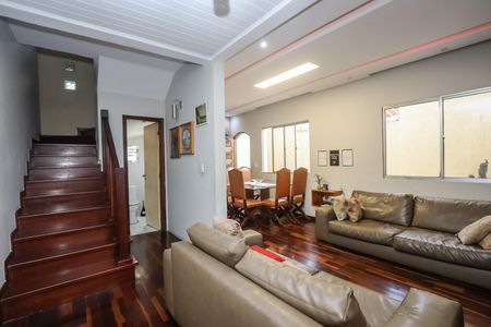 Casa para alugar com 200m², 4 quartos e 1 vagaEscada