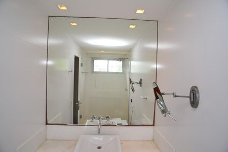 Apartamento à venda com 205m², 4 quartos e 2 vagas Apartamento à venda com 205m², 4 quartos e 2 vagasBanheiro Suíte 1