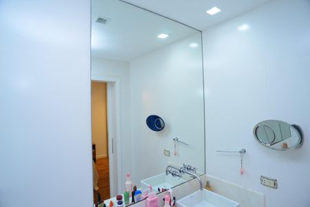 Apartamento à venda com 205m², 4 quartos e 2 vagas Apartamento à venda com 205m², 4 quartos e 2 vagasBanheiro Suíte 2