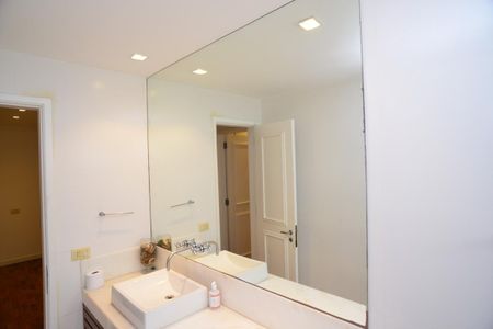 Apartamento à venda com 205m², 4 quartos e 2 vagas Apartamento à venda com 205m², 4 quartos e 2 vagasBanheiro Social