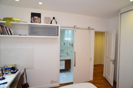 Apartamento à venda com 205m², 4 quartos e 2 vagas Apartamento à venda com 205m², 4 quartos e 2 vagasSuíte 2