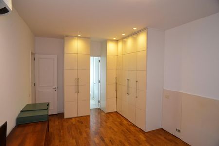 Apartamento à venda com 205m², 4 quartos e 2 vagas Apartamento à venda com 205m², 4 quartos e 2 vagasSuíte