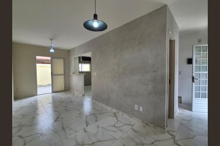 Sala de casa de condomínio para alugar com 3 quartos, 150m² em Vargem Pequena, Rio de Janeiro