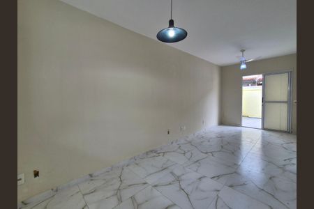 Sala de casa de condomínio para alugar com 3 quartos, 150m² em Vargem Pequena, Rio de Janeiro