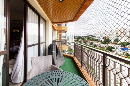 Apartamento para alugar com 158m², 4 quartos e 3 vagas Apartamento para alugar com 158m², 4 quartos e 3 vagasVaranda