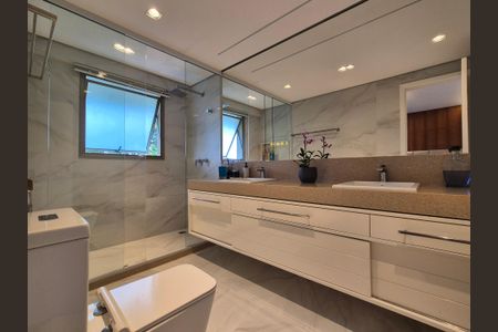 Apartamento à venda com 260m², 4 quartos e 3 vagasBanheiro 