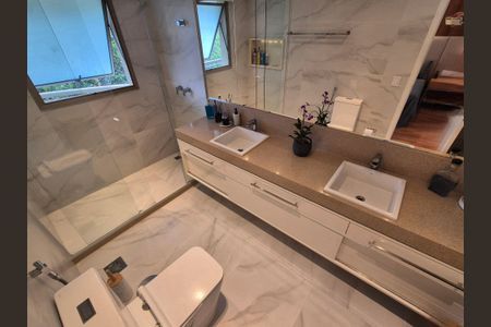 Apartamento à venda com 260m², 4 quartos e 3 vagasBanheiro 