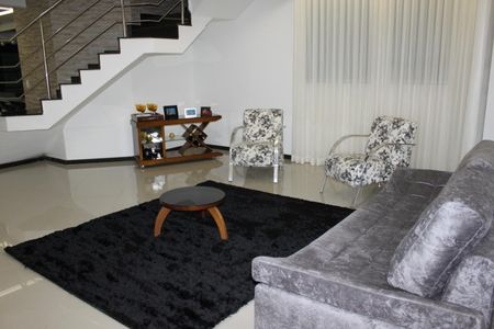 Sala de casa à venda com 3 quartos, 250m² em Europa, Contagem