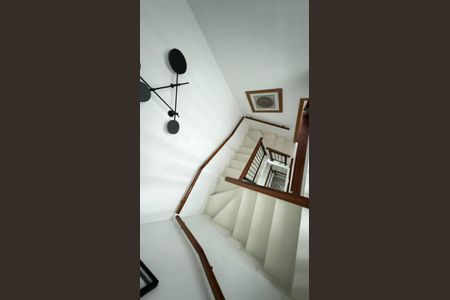 Casa de condomínio à venda com 329m², 4 quartos e 3 vagasescada