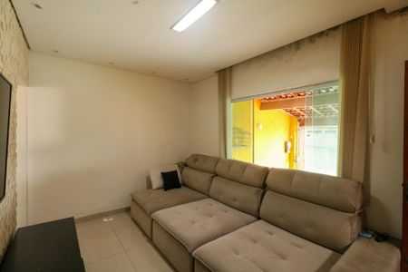 Casa à venda com 125m², 2 quartos e 2 vagas Casa à venda com 125m², 2 quartos e 2 vagasSala