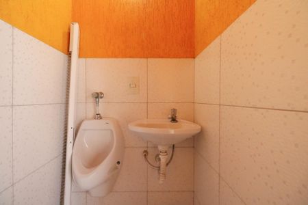 Casa à venda com 125m², 2 quartos e 2 vagas Casa à venda com 125m², 2 quartos e 2 vagasBanheiro da Área de Serviço e Churrasqueira