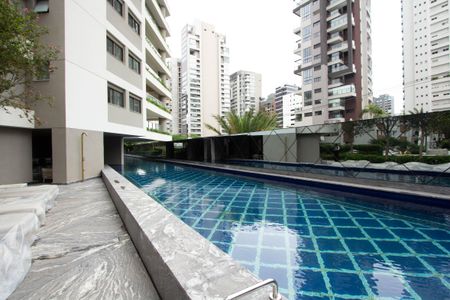 Apartamento à venda com 292m², 3 quartos e 4 vagas Apartamento à venda com 292m², 3 quartos e 4 vagasÁrea comum - Piscina