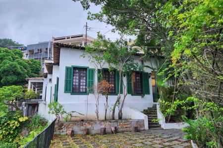 Casa à venda com 250m², 3 quartos e 1 vaga Casa à venda com 250m², 3 quartos e 1 vagaFachada