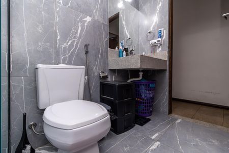 Casa à venda com 300m², 4 quartos e 6 vagasBanheiro Social 2