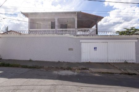 Casa à venda com 300m², 4 quartos e 6 vagasFachada