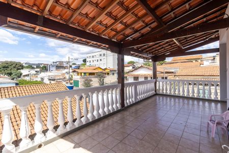 Casa à venda com 300m², 4 quartos e 6 vagasVaranda