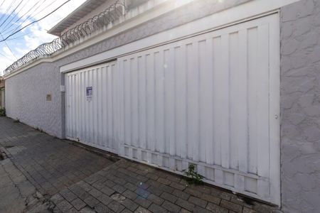 Casa à venda com 300m², 4 quartos e 6 vagasFachada