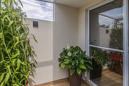 Casa de condomínio à venda com 110m², 2 quartos e 2 vagassacada na cozinha_3