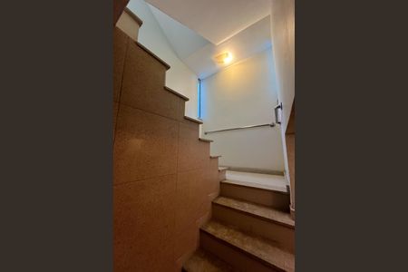 Casa à venda com 340m², 4 quartos e 4 vagasEscadas