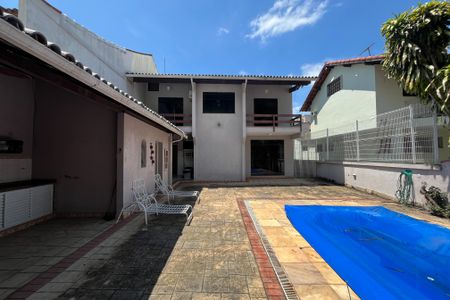 Casa à venda com 340m², 4 quartos e 4 vagasFachada interna
