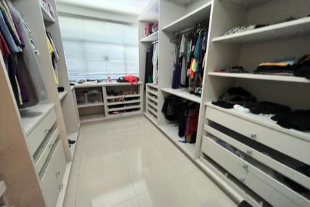 Casa à venda com 340m², 4 quartos e 4 vagasCloset