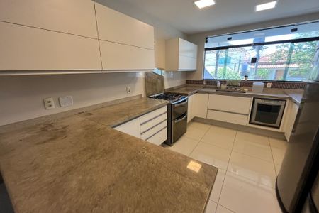 Casa à venda com 340m², 4 quartos e 4 vagasCozinha