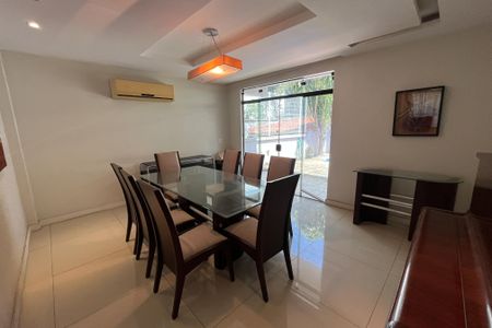 Casa à venda com 340m², 4 quartos e 4 vagasSala de jantar