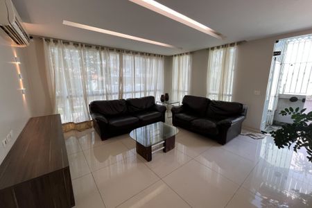 Casa à venda com 340m², 4 quartos e 4 vagasSala