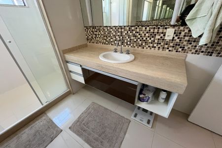 Casa à venda com 340m², 4 quartos e 4 vagasBanheiro 2