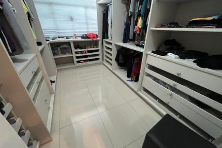 Casa à venda com 340m², 4 quartos e 4 vagasCloset