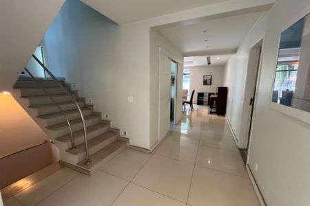 Casa à venda com 340m², 4 quartos e 4 vagasEsescadas / corredor