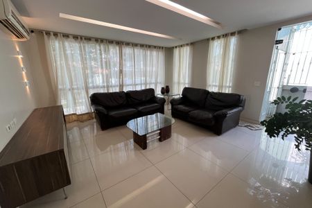 Casa à venda com 340m², 4 quartos e 4 vagasSala
