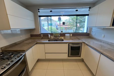 Casa à venda com 340m², 4 quartos e 4 vagasCozinha