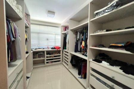 Casa à venda com 340m², 4 quartos e 4 vagasCloset