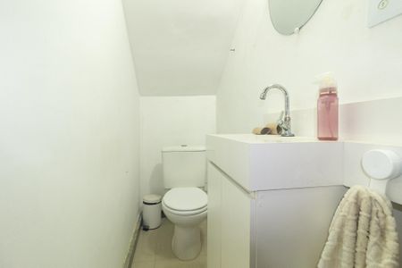 Casa para alugar com 104m², 2 quartos e 1 vaga Casa para alugar com 104m², 2 quartos e 1 vagaBanheiro Social