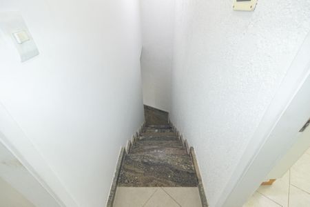 Casa para alugar com 104m², 2 quartos e 1 vaga Casa para alugar com 104m², 2 quartos e 1 vagaEscada