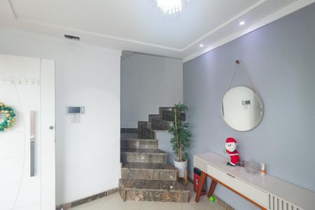 Casa para alugar com 104m², 2 quartos e 1 vaga Casa para alugar com 104m², 2 quartos e 1 vagaEscada